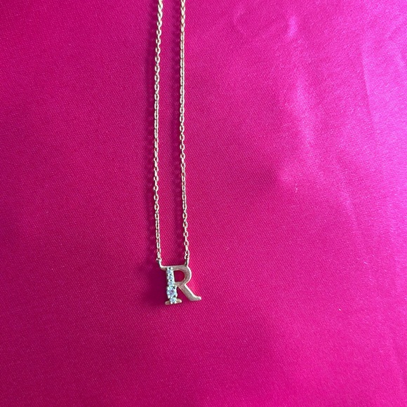 Gold “R” necklace - Picture 2 of 6